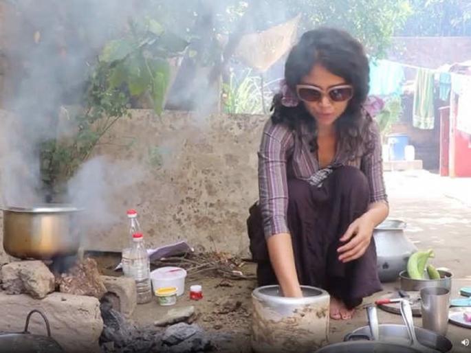 Actress Ratan Rajput living 'village life' in lockdown PSC | लॉकडाऊनच्या काळात ही अभिनेत्री करतेय चुलीवर जेवण, पाहा हा व्हिडिओ Actress Ratan Rajput living 'village life' in lockdown PSC | लॉकडाऊनच्या काळात ही अभिनेत्री करतेय चुलीवर जेवण, पाहा हा व्हिडिओ