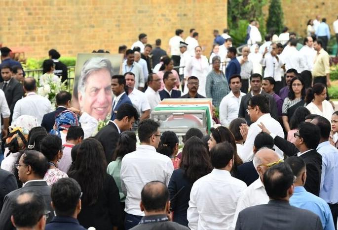 there have been major changes in the traffic routes in worli for the ratan tata funeral | अंत्यसंस्कारासाठी वरळीतील वाहतूक मार्गात झाले मोठे बदल there have been major changes in the traffic routes in worli for the ratan tata funeral | अंत्यसंस्कारासाठी वरळीतील वाहतूक मार्गात झाले मोठे बदल