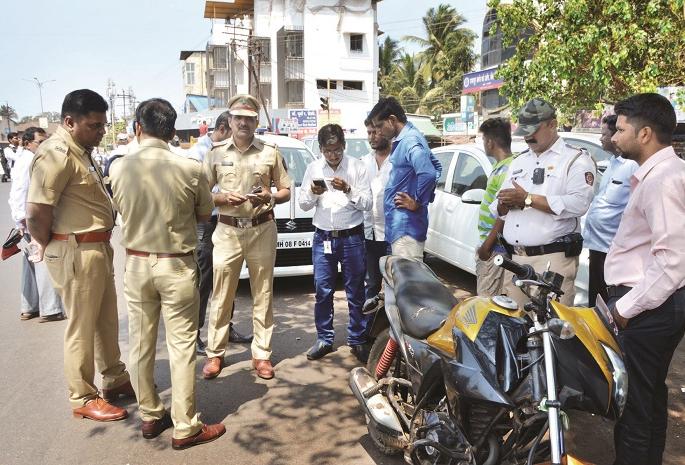 Use of e-currency system by the police:: 'Those' drivers will have to pay immediate penalties | पोलिसांकडून ई-चलन प्रणालीचा वापर- : ‘त्या’ वाहनचालकांना भरावा लागणार तत्काळ दंड Use of e-currency system by the police:: 'Those' drivers will have to pay immediate penalties | पोलिसांकडून ई-चलन प्रणालीचा वापर- : ‘त्या’ वाहनचालकांना भरावा लागणार तत्काळ दंड