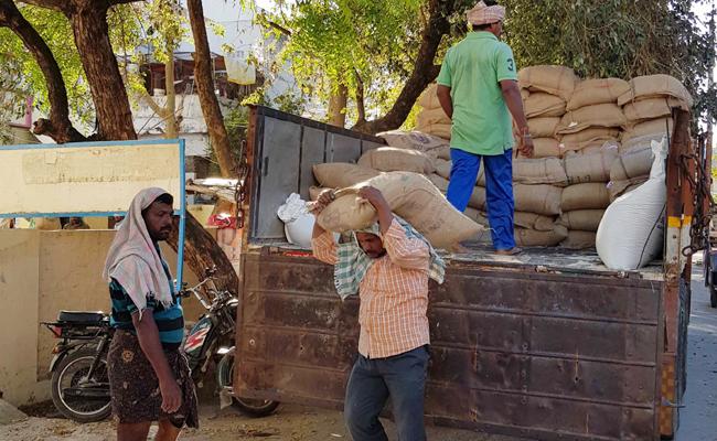 Ration black market again in khamgaon | रेशनधान्याचा काळा बाजार पुन्हा पोफावला? Ration black market again in khamgaon | रेशनधान्याचा काळा बाजार पुन्हा पोफावला?