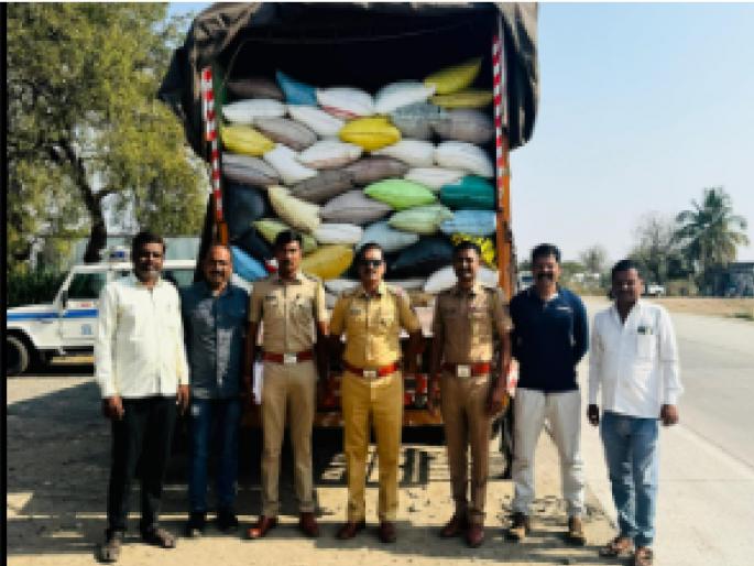 Rice worth 10 lakhs of ration going from Majalgaon to Nagpur's black market seized | माजलगावहून नागपूरच्या काळ्या बाजारात जाणारा रेशनचा १० लाखांचा तांदूळ जप्त Rice worth 10 lakhs of ration going from Majalgaon to Nagpur's black market seized | माजलगावहून नागपूरच्या काळ्या बाजारात जाणारा रेशनचा १० लाखांचा तांदूळ जप्त