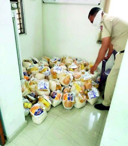 Essentials things to Poor and needy by home delivery : The initiative of Guardian Minister Nitin Raut | गरीब व गरजूंना जीवनावश्यक वस्तू घरपोच : पालकमंत्री नितीन राऊत यांचा पुढाकार Essentials things to Poor and needy by home delivery : The initiative of Guardian Minister Nitin Raut | गरीब व गरजूंना जीवनावश्यक वस्तू घरपोच : पालकमंत्री नितीन राऊत यांचा पुढाकार