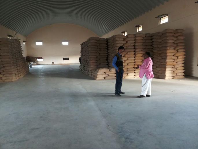 In the government godown at Lonar, there is no cheap grain available | लोणार येथील शासकीय गोदामात स्वस्त धान्यच उपलब्ध नाही; ४७ स्वस्त धान्य दुकानदार धान्यापासून वंचीत In the government godown at Lonar, there is no cheap grain available | लोणार येथील शासकीय गोदामात स्वस्त धान्यच उपलब्ध नाही; ४७ स्वस्त धान्य दुकानदार धान्यापासून वंचीत
