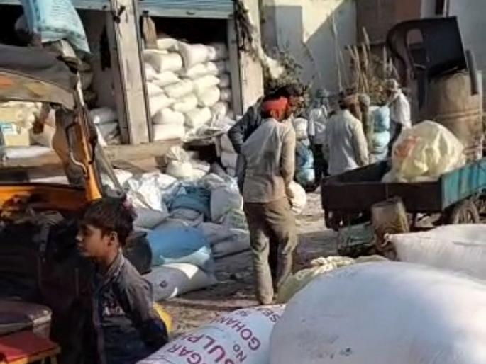 Raids on ration mafia, suspicious neutrality of distribution officials | राशन माफियांकडे छापे, वितरण अधिकाऱ्यांची संशयास्पद तटस्थता