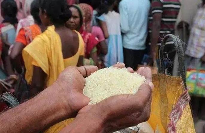 Ration of beneficiaries stuck in maize, sorghum distribution | मका, ज्वारीच्या वितरणात अडकले लाभार्थ्यांचे रेशन Ration of beneficiaries stuck in maize, sorghum distribution | मका, ज्वारीच्या वितरणात अडकले लाभार्थ्यांचे रेशन