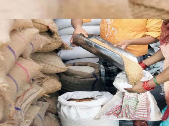 Low price wheat of 4 lakh farmers stopped for five and a half months affected in 14 districts in maharashtra | ४ लाख शेतकऱ्यांचा अल्पदरातील गहू साडेपाच महिन्यांपासून बंद, १४ जिल्ह्यांमध्ये फटका Low price wheat of 4 lakh farmers stopped for five and a half months affected in 14 districts in maharashtra | ४ लाख शेतकऱ्यांचा अल्पदरातील गहू साडेपाच महिन्यांपासून बंद, १४ जिल्ह्यांमध्ये फटका