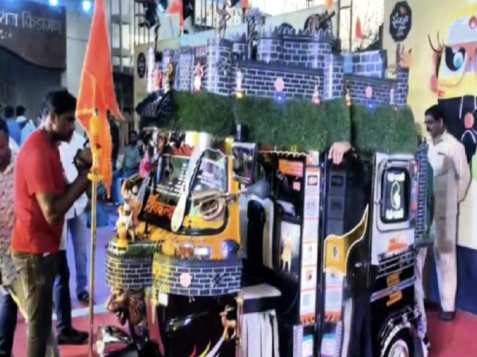 The rickshaw pullers of Kolhapur won the award of Ratnagiri Rickshaw Beauty and were awarded cash of 21 thousand and a medal | कोल्हापूरच्या रिक्षांनी पटकाविला ‘रत्नागिरी रिक्षा सुंदरी’चा बहुमान, रोख २१ हजार व सन्मानचिन्ह देवून गौरव  The rickshaw pullers of Kolhapur won the award of Ratnagiri Rickshaw Beauty and were awarded cash of 21 thousand and a medal | कोल्हापूरच्या रिक्षांनी पटकाविला ‘रत्नागिरी रिक्षा सुंदरी’चा बहुमान, रोख २१ हजार व सन्मानचिन्ह देवून गौरव