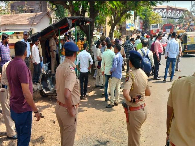 two groups of foreigners clashed In front of the police in Ratnagiri | रत्नागिरीत पोलिसांसमोरच परप्रांतीय दोन गटात तुंबळ हाणामारी two groups of foreigners clashed In front of the police in Ratnagiri | रत्नागिरीत पोलिसांसमोरच परप्रांतीय दोन गटात तुंबळ हाणामारी