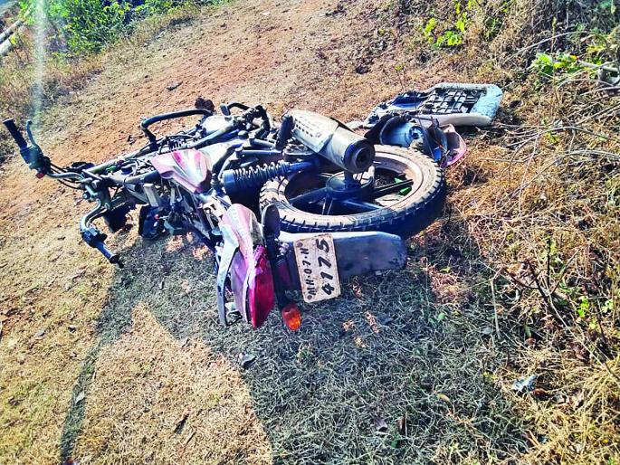 The two-wheeler fell off the bridge and died on the spot in Rajapur | दुचाकी पुलावरून कोसळून राजापुरातील तरुण जागीच ठार The two-wheeler fell off the bridge and died on the spot in Rajapur | दुचाकी पुलावरून कोसळून राजापुरातील तरुण जागीच ठार
