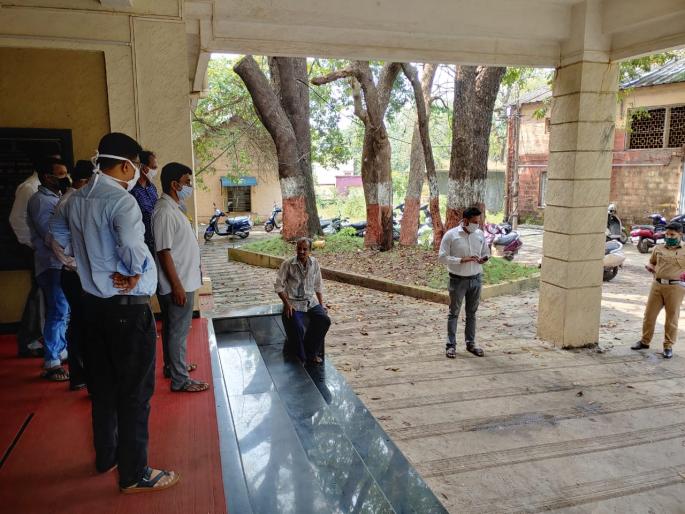 Attempted suicide in front of Ratnagiri District Collector's Office | रत्नागिरी जिल्हाधिकारी कार्यालयासमोर आत्महत्या करण्याचा प्रयत्न