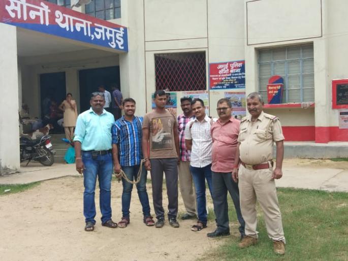 Ratnagiri: Thaksena, arrested for online money, was arrested from Bihar | रत्नागिरी : आॅनलाईन पैसे लांबवणाऱ्याला ठकसेनाला बिहार येथून अटक Ratnagiri: Thaksena, arrested for online money, was arrested from Bihar | रत्नागिरी : आॅनलाईन पैसे लांबवणाऱ्याला ठकसेनाला बिहार येथून अटक