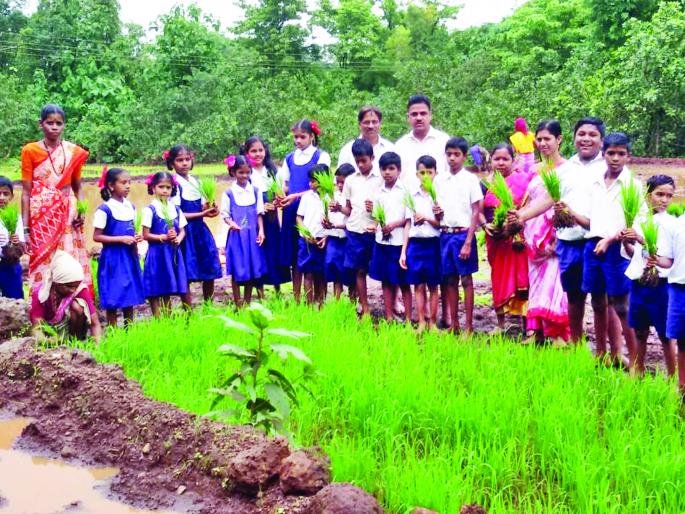 Ratnagiri: The students of the school have played an hour outside the school, outside the school | रत्नागिरी : शाळेतील विद्यार्थी रंगले शाळेबाहेरील तासात, शाळेबाहेरील एक तास Ratnagiri: The students of the school have played an hour outside the school, outside the school | रत्नागिरी : शाळेतील विद्यार्थी रंगले शाळेबाहेरील तासात, शाळेबाहेरील एक तास