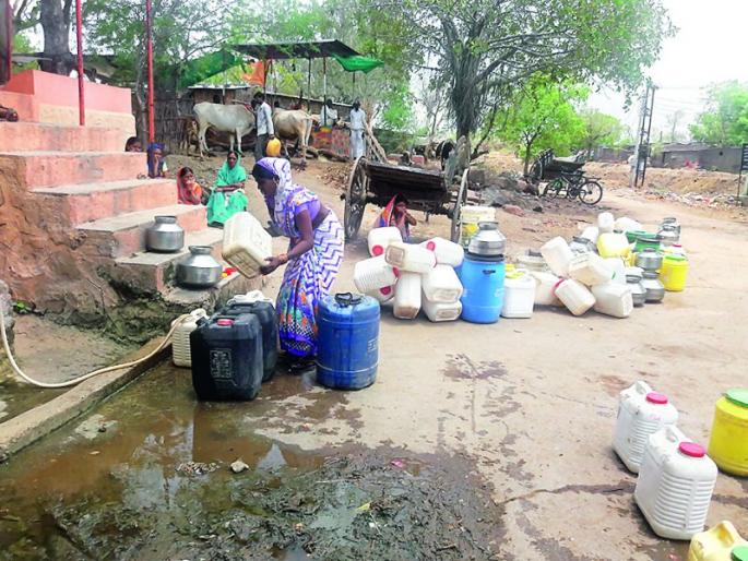  Wanderthrough for water | पाण्यासाठी महिलांची भटकंती