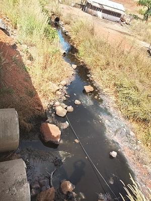 Chemical wastewater on residential highways | आवाशीत महामार्गावर रासायनिक सांडपाणी Chemical wastewater on residential highways | आवाशीत महामार्गावर रासायनिक सांडपाणी
