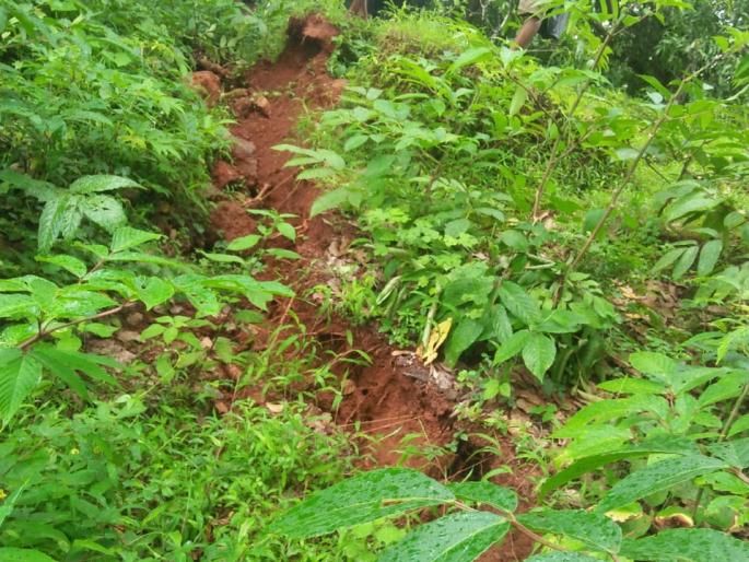 Bhaggaon - Mount Kosabi collapses | भातगाव-कोसबी येथे डोंगर खचला, पाच ते सहा फूट जमिनीला भेगा Bhaggaon - Mount Kosabi collapses | भातगाव-कोसबी येथे डोंगर खचला, पाच ते सहा फूट जमिनीला भेगा