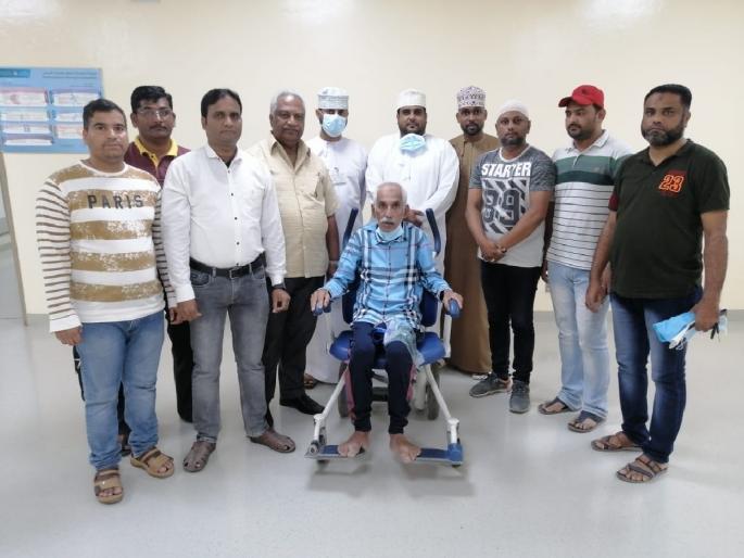 Iqbal Pawaskar, stranded in Oman, returned home after 27 years | ओमानमध्ये अडकून पडलेले इकबाल पावसकर २७ वर्षानंतर मायदेशी Iqbal Pawaskar, stranded in Oman, returned home after 27 years | ओमानमध्ये अडकून पडलेले इकबाल पावसकर २७ वर्षानंतर मायदेशी