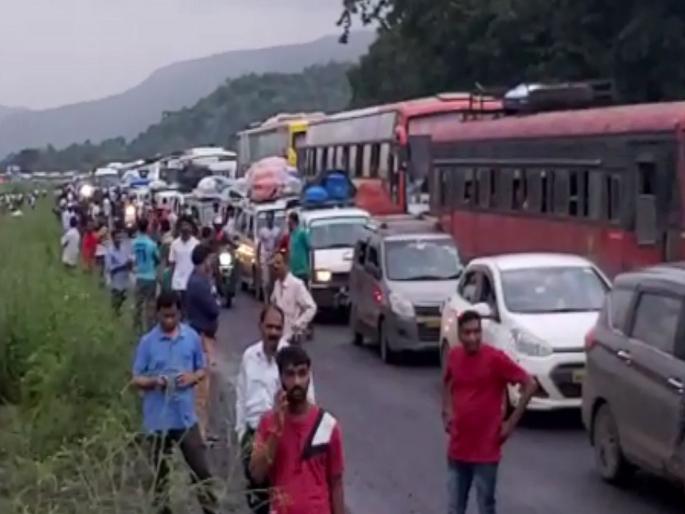 Traffic jam on Mumbai-Goa highway | कोकणात जाणाऱ्या चाकरमन्यांचे हाल; मुंबई-गोवा महामार्गावर वाहतूक कोंडी Traffic jam on Mumbai-Goa highway | कोकणात जाणाऱ्या चाकरमन्यांचे हाल; मुंबई-गोवा महामार्गावर वाहतूक कोंडी