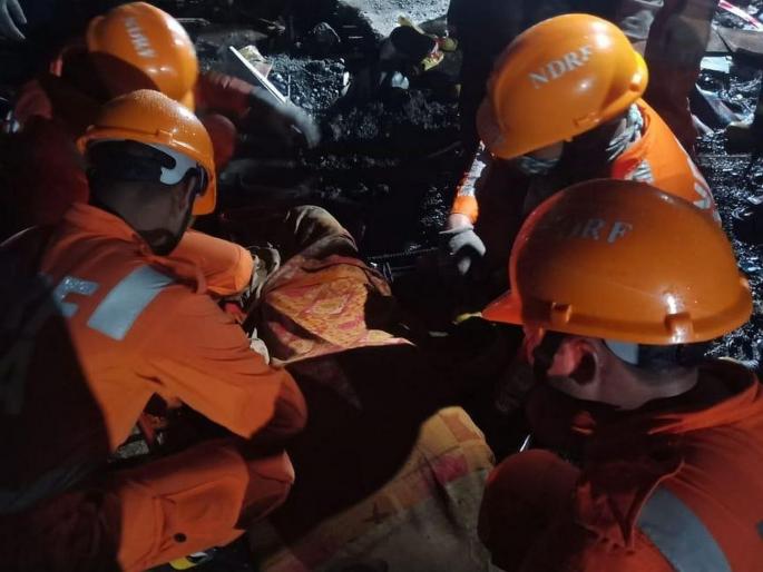 Tiware dam in Ratnagiri was breached causing flood like situation in 7 downstream villages. 21 people are missing | Ratnagiri, Tiware Dam Breach Update : तिवरे धरणाला भगदाड, दुर्घटनेतील बेपत्ता लोकांच्या नावाची यादी Tiware dam in Ratnagiri was breached causing flood like situation in 7 downstream villages. 21 people are missing | Ratnagiri, Tiware Dam Breach Update : तिवरे धरणाला भगदाड, दुर्घटनेतील बेपत्ता लोकांच्या नावाची यादी