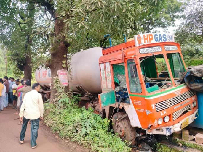 Another accident at Hatkhamba, villagers block highway | हातखंबा येथे पुन्हा अपघात, गॅसवाहू टँकर वडापावच्या टपरीवर आदळला; ग्रामस्थांनी महामार्ग अडवला