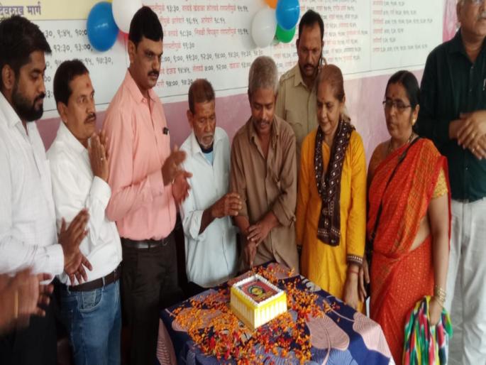 ST anniversary celebration at Ratnagiri bus depo | रत्नागिरी आगारात एसटीचा वर्धापनदिन साजरा ST anniversary celebration at Ratnagiri bus depo | रत्नागिरी आगारात एसटीचा वर्धापनदिन साजरा