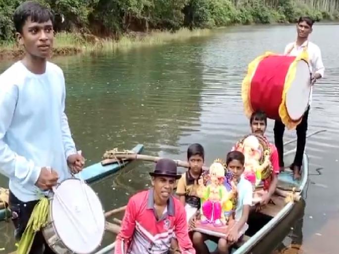 Sometimes by car, sometimes by boat, Arrival of Ganpati Bappa from house to house in Ratnagiri | कुठे गाडीतून, कुठे होडीतून...रत्नागिरीत बाप्पा पोहोचले घरोघरी Sometimes by car, sometimes by boat, Arrival of Ganpati Bappa from house to house in Ratnagiri | कुठे गाडीतून, कुठे होडीतून...रत्नागिरीत बाप्पा पोहोचले घरोघरी