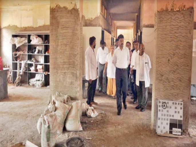 Ratnagiri: Many errors in the work of district hospital, District Collector complained to the construction department | रत्नागिरी : जिल्हा रूग्णालयाच्या कामात अनेक त्रुटी, जिल्हाधिकाऱ्यांनी बांधकाम विभागाला खडसावले Ratnagiri: Many errors in the work of district hospital, District Collector complained to the construction department | रत्नागिरी : जिल्हा रूग्णालयाच्या कामात अनेक त्रुटी, जिल्हाधिकाऱ्यांनी बांधकाम विभागाला खडसावले