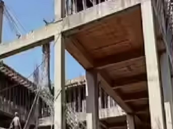 Worker dies after accidentally falling on a scaffold while dumping raw cement materials from a building in Ratnagiri | रत्नागिरीत कच्चे सिमेंटचे साहित्य खाली टाकताना चुकून डोक्यावर पडले, कामगाराचा मृत्यू Worker dies after accidentally falling on a scaffold while dumping raw cement materials from a building in Ratnagiri | रत्नागिरीत कच्चे सिमेंटचे साहित्य खाली टाकताना चुकून डोक्यावर पडले, कामगाराचा मृत्यू