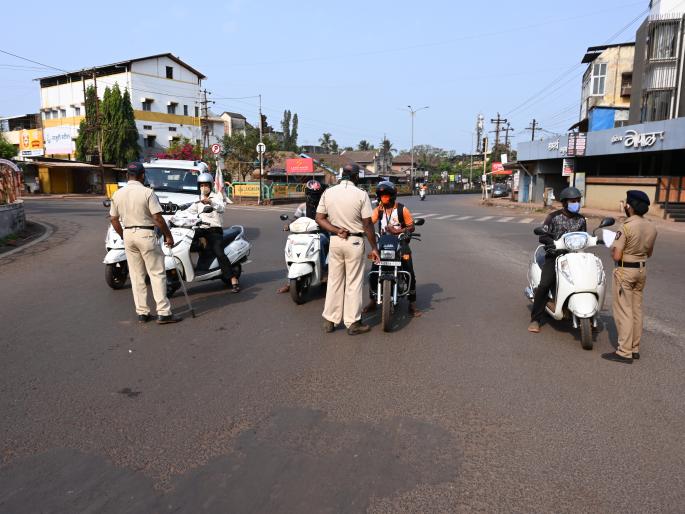 All the roads in Ratnagiri district became uninhabited | रत्नागिरी जिल्ह्यातील सारेच रस्ते झाले निर्मनुष्य All the roads in Ratnagiri district became uninhabited | रत्नागिरी जिल्ह्यातील सारेच रस्ते झाले निर्मनुष्य