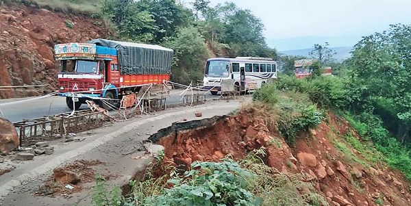 Parashuram Ghat on Mumbai Goa National Highway | सावधान! मुंबई-गोवा राष्ट्रीय महामार्गावरील परशुराम घाट खचतोय Parashuram Ghat on Mumbai Goa National Highway | सावधान! मुंबई-गोवा राष्ट्रीय महामार्गावरील परशुराम घाट खचतोय