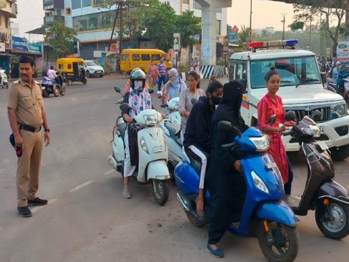 Sale of petrol in police station in Ratnagiri | रत्नागिरीत पाेलिस बंदाेबस्तात पेट्राेलची विक्री Sale of petrol in police station in Ratnagiri | रत्नागिरीत पाेलिस बंदाेबस्तात पेट्राेलची विक्री