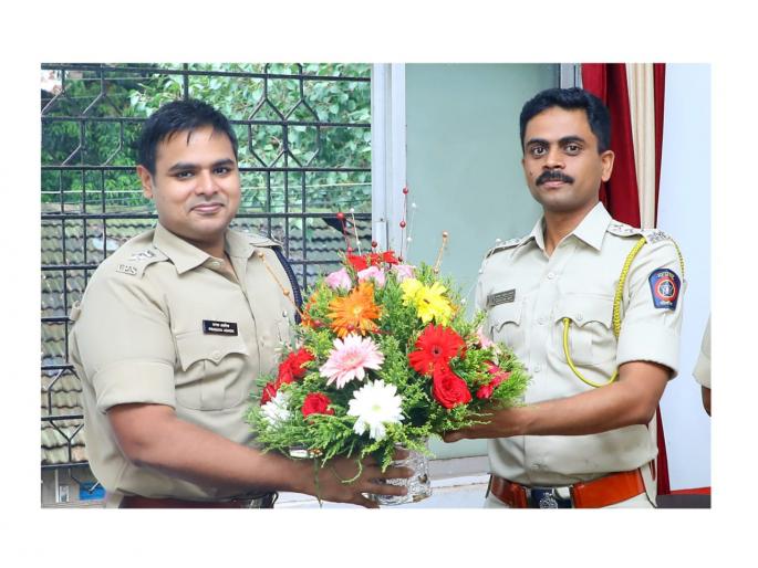 Ratnagiri police sub-divisional officer Ganesh Ingale was received as the Director General | रत्नागिरीचे पोलीस उपविभागीय अधिकारी गणेश इंगळे यांना महासंचालक पदक Ratnagiri police sub-divisional officer Ganesh Ingale was received as the Director General | रत्नागिरीचे पोलीस उपविभागीय अधिकारी गणेश इंगळे यांना महासंचालक पदक