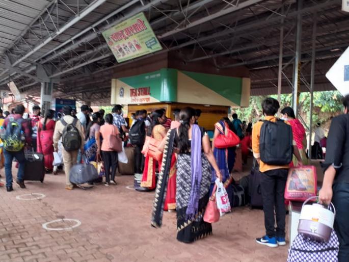 CoronaVirus Lockdown: Citizens disembarked at Rajdhani Express Ratnagiri station | CoronaVirus Lockdown : राजधानी एक्स्प्रेस रत्नागिरी स्थानकावर, स्थानकात उतरले नागरिक CoronaVirus Lockdown: Citizens disembarked at Rajdhani Express Ratnagiri station | CoronaVirus Lockdown : राजधानी एक्स्प्रेस रत्नागिरी स्थानकावर, स्थानकात उतरले नागरिक