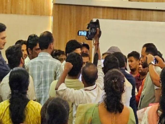 The meeting of We Ratnagirikar was disrupted by the feudal supporters | ‘आम्ही रत्नागिरीकर’ची सभा सामंत समर्थकांनी उधळली