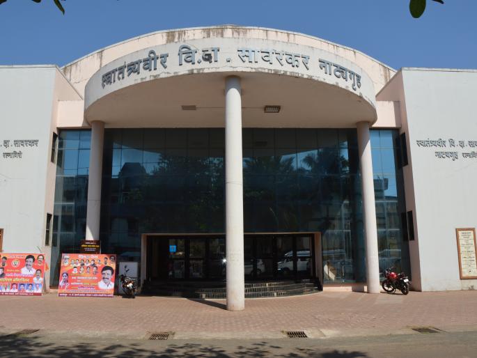 Ratnagiri: The dramatic heroes of the drama were beaten by the boats | रत्नागिरी : उकाड्याने हैराण झालेल्या नाट्यरसिकांनी नाटकच पाडले बंद Ratnagiri: The dramatic heroes of the drama were beaten by the boats | रत्नागिरी : उकाड्याने हैराण झालेल्या नाट्यरसिकांनी नाटकच पाडले बंद