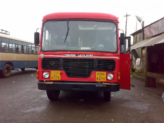 Bus service starts from Khed depot | खेडमध्ये एसटी संपात फूट; १८ दिवसांनी धावली लालपरी Bus service starts from Khed depot | खेडमध्ये एसटी संपात फूट; १८ दिवसांनी धावली लालपरी