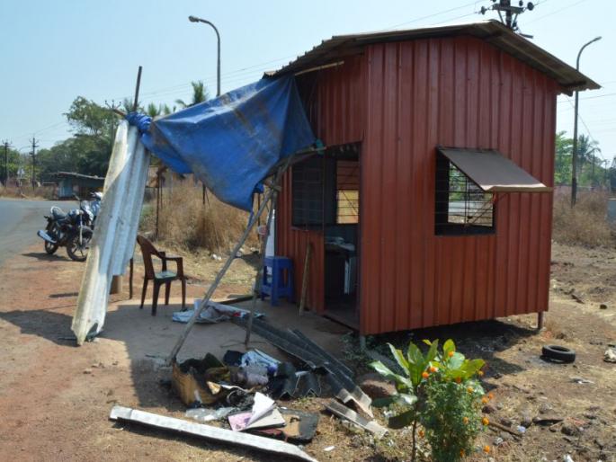 Swabhiman Party protest in Ratnagiri | स्वाभिमान पक्षाकडून कृषी उत्पन्न बाजार समितीच्या तपासणी नाक्याची जाळपोळ Swabhiman Party protest in Ratnagiri | स्वाभिमान पक्षाकडून कृषी उत्पन्न बाजार समितीच्या तपासणी नाक्याची जाळपोळ