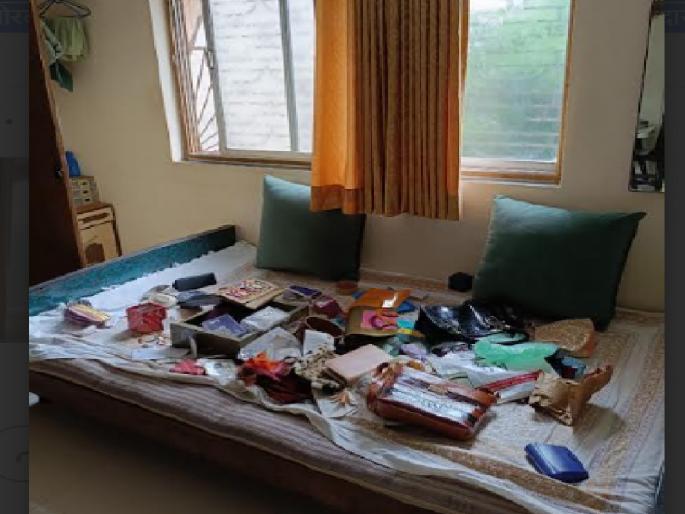 Thieves break into two flats in Ratnagiri in broad daylight | रत्नागिरीत भर दिवसा चोरट्यांनी दोन फ्लॅट फोडले, वर्दळीच्या परिसरात चोरी झाल्याने खळबळ Thieves break into two flats in Ratnagiri in broad daylight | रत्नागिरीत भर दिवसा चोरट्यांनी दोन फ्लॅट फोडले, वर्दळीच्या परिसरात चोरी झाल्याने खळबळ