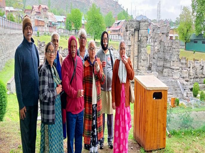 Tourism has happened but fear remains until we set foot in Pune Exclamation of Kulkarni couple from Ratnagiri who went to Srinagar | पर्यटन झालं, पण पुण्यात पाऊल ठेवेपर्यंत धाकधूक, श्रीनगरला गेलेल्या रत्नागिरीच्या कुलकर्णी दाम्पत्याचे उद्गार Tourism has happened but fear remains until we set foot in Pune Exclamation of Kulkarni couple from Ratnagiri who went to Srinagar | पर्यटन झालं, पण पुण्यात पाऊल ठेवेपर्यंत धाकधूक, श्रीनगरला गेलेल्या रत्नागिरीच्या कुलकर्णी दाम्पत्याचे उद्गार