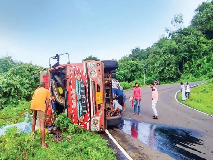 While searching for the nearest road through Google Maps and going through Fungus, an Eicher tempo loaded with chemicals overturned and caused an accident | Ratnagiri: गुगलचा जवळचा रस्ता टेम्पोचालकाच्या आला जिवाशी While searching for the nearest road through Google Maps and going through Fungus, an Eicher tempo loaded with chemicals overturned and caused an accident | Ratnagiri: गुगलचा जवळचा रस्ता टेम्पोचालकाच्या आला जिवाशी