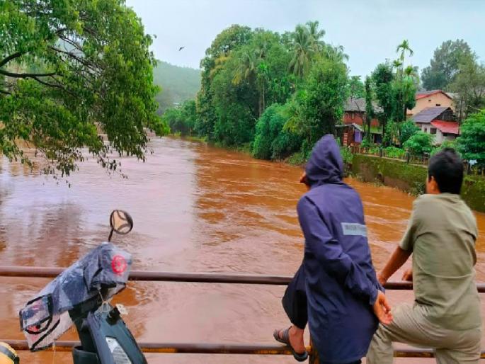 Along with the rain, the force of the wind; Red Alert to Ratnagiri | पावसाबरोबरच वाऱ्याचाही जोर; रत्नागिरीला ‘रेड अलर्ट’, जगबुडीने धोका पातळी ओलांडल्याने जनजीवन विस्कळीत Along with the rain, the force of the wind; Red Alert to Ratnagiri | पावसाबरोबरच वाऱ्याचाही जोर; रत्नागिरीला ‘रेड अलर्ट’, जगबुडीने धोका पातळी ओलांडल्याने जनजीवन विस्कळीत