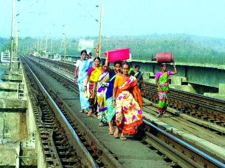 A woman disappeared in the water from the train tracks | रेल्वे ट्रॅकमधून पाण्यात पडून एक महिला बेपत्ता A woman disappeared in the water from the train tracks | रेल्वे ट्रॅकमधून पाण्यात पडून एक महिला बेपत्ता