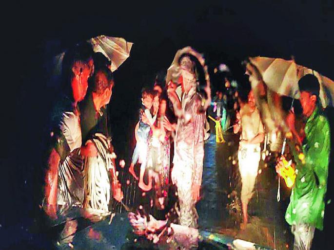 Thrill on Chikhlapar river bridge, two car with 10 people inside stuck into the flood, rescued after three hours of struggle | चिखलापार नदीच्या पुलावर थरार; अडीच वर्षांच्या बाळासह दहा जणांचा ३ तास मृत्यूशी संघर्ष Thrill on Chikhlapar river bridge, two car with 10 people inside stuck into the flood, rescued after three hours of struggle | चिखलापार नदीच्या पुलावर थरार; अडीच वर्षांच्या बाळासह दहा जणांचा ३ तास मृत्यूशी संघर्ष