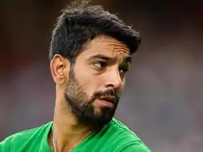 Pakistani fan takes selfie with Haris Rauf, later comes to know cricketer is COVID-19 positive | शॉक लगा... पाकिस्तानी क्रिकेटपटूसोबत घेतला सेल्फी, नंतर माहीत पडलं त्याला कोरोना झालाय!