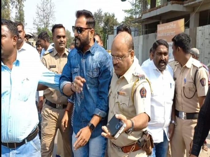 Attempt to stop Sanjay Raut convoy during Sangli tour, clash between police-activists | सांगली दौऱ्यात संजय राऊतांचा ताफा रोखण्याचा प्रयत्न, पोलिस-कार्यकर्त्यांमध्ये झटापट Attempt to stop Sanjay Raut convoy during Sangli tour, clash between police-activists | सांगली दौऱ्यात संजय राऊतांचा ताफा रोखण्याचा प्रयत्न, पोलिस-कार्यकर्त्यांमध्ये झटापट