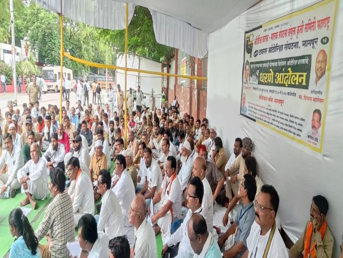 Stop the financial exploitation of autorickshaw drivers; Dharna movement of the Driver-Owners Association | ऑटोरिक्षा चालकांची आर्थिक पिळवणूक थांबवा; चालक-मालक संघटनेचे धरणे आंदोलन Stop the financial exploitation of autorickshaw drivers; Dharna movement of the Driver-Owners Association | ऑटोरिक्षा चालकांची आर्थिक पिळवणूक थांबवा; चालक-मालक संघटनेचे धरणे आंदोलन