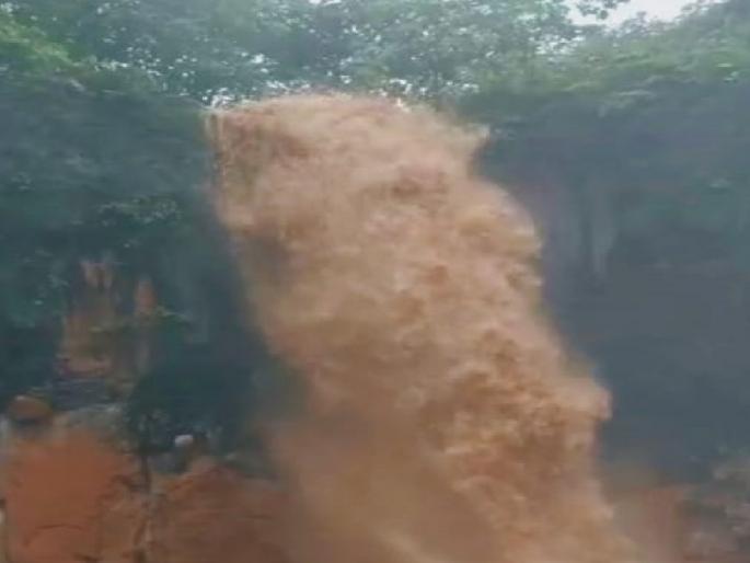 Rautwadi waterfall turns red due to heavy rain; Avoid the temptation of summer tourism | Kolhapur: मुसळधार पावसामुळे राऊतवाडी धबधब्याने घेतले रौद्ररूप; वर्षा पर्यटनाचा मोह टाळा