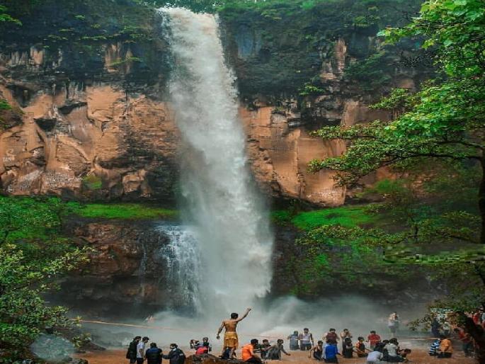 The joy of soaking under a waterfall, carelessness and haste will take their toll on your life. | धबधब्याखाली भिजताना आनंदाचे डोही, जिवावर बेतेल निष्काळजी अन् घाई The joy of soaking under a waterfall, carelessness and haste will take their toll on your life. | धबधब्याखाली भिजताना आनंदाचे डोही, जिवावर बेतेल निष्काळजी अन् घाई