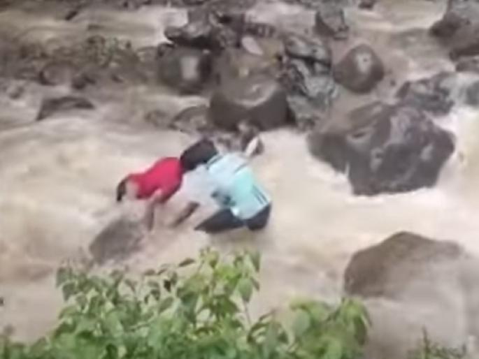 A young man who was swept away by the sound of a selfie in Rautwadi was saved | Kolhapur: राऊतवाडीत सेल्फीच्या नादात वाहत गेलेल्या युवकास वाचविले