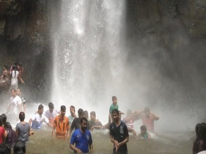 Ten rupees fee from tourists to see Rautwadi waterfall | Kolhapur: राऊतवाडी धबधबा पाहण्यास मोजावे लागणार पैसे, हुल्लडबाजी करणाऱ्या तरुणांवर करडी नजर  Ten rupees fee from tourists to see Rautwadi waterfall | Kolhapur: राऊतवाडी धबधबा पाहण्यास मोजावे लागणार पैसे, हुल्लडबाजी करणाऱ्या तरुणांवर करडी नजर