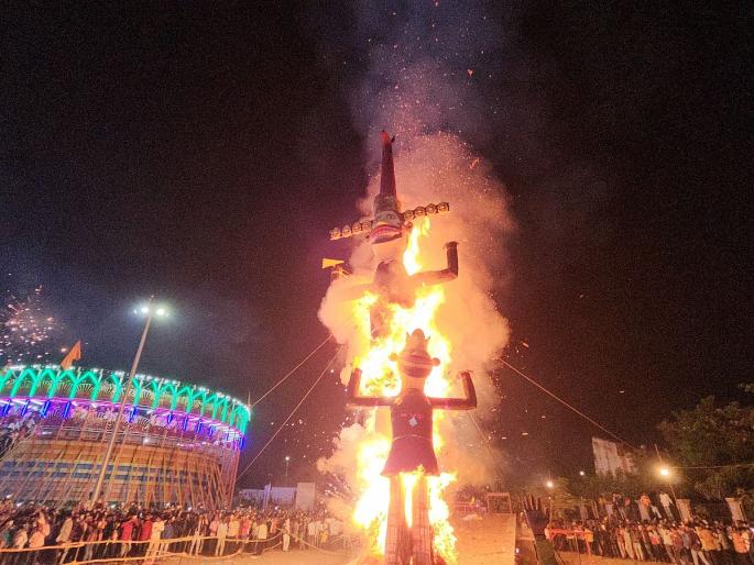 Hingili: Burning of 51 feet Ravana statue in Hingoli, Ramlila Maidan lit up with spectacular fireworks | Hingili: हिंगोलीत ५१ फुटी रावणाच्या पुतळ्याचे दहन, नेत्रदीपक आतषबाजीने उजळले रामलीला मैदान Hingili: Burning of 51 feet Ravana statue in Hingoli, Ramlila Maidan lit up with spectacular fireworks | Hingili: हिंगोलीत ५१ फुटी रावणाच्या पुतळ्याचे दहन, नेत्रदीपक आतषबाजीने उजळले रामलीला मैदान